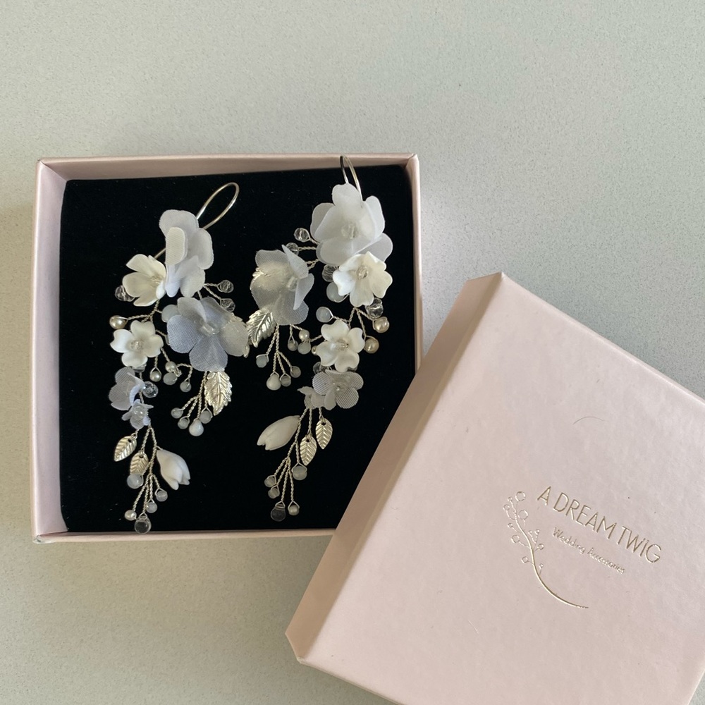 Handmade white & silver flower earrings.